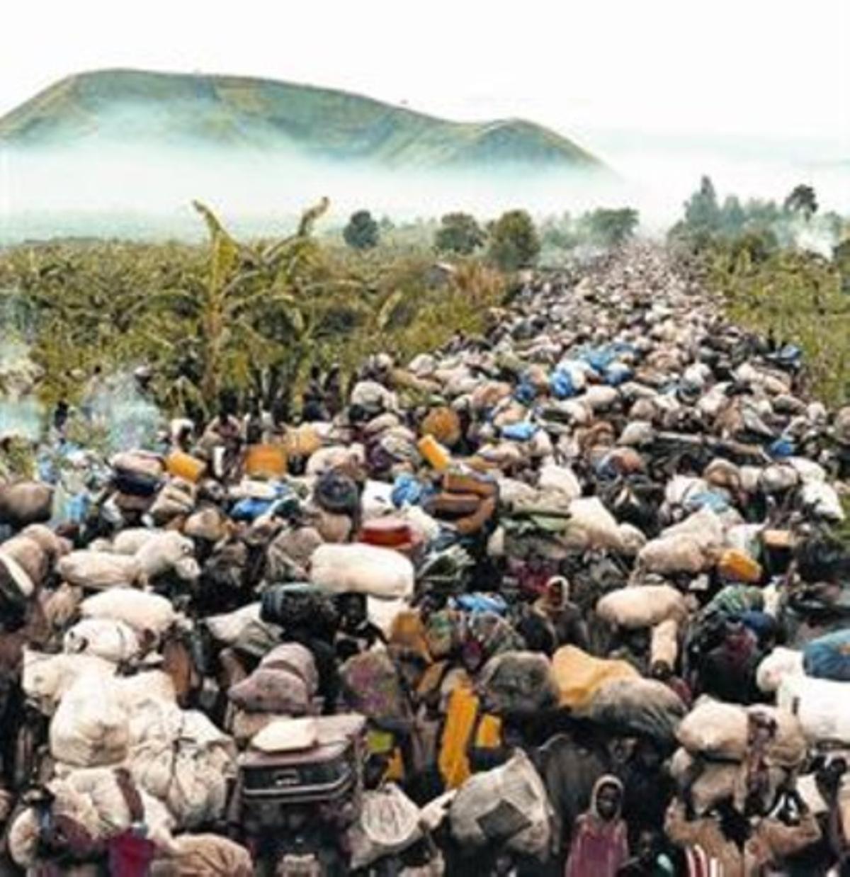 Miles de hutus que huyeron al Zaire fueron obligados a volver a Ruanda en 1996 para ser juzgados por los tutsis que escaparon de las masacres organizadas dos años antes. Miles de hutus que huyeron al Zaire fueron obligados a volver a Ruanda en 1996 para ser juzgados por los tutsis que escaparon de las masacres organizadas dos años antes.