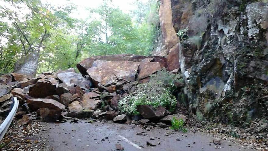 El argayo que cortó la carretera entre Navia y Grandas de Salime.