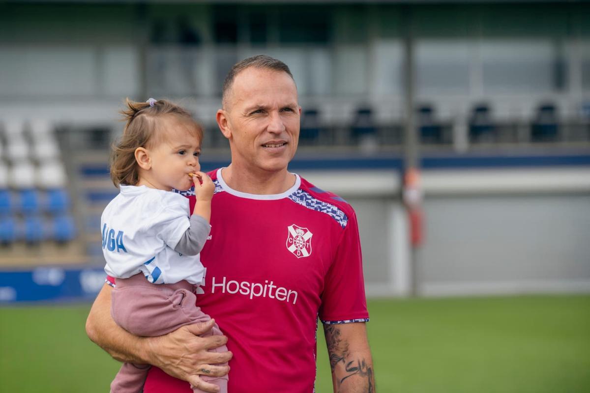 Aarón Darias, junto a su hija Anaga con los colores del Tenerife.