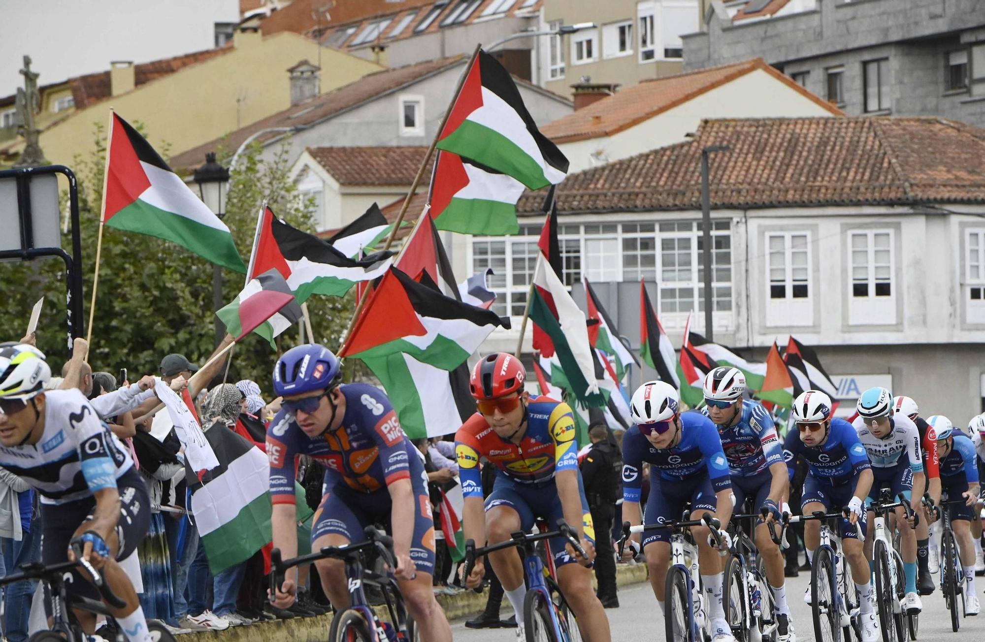 Concentraciones contra el equipo de Israel por el genocidio en Gaza durante el paso de La Vuelta por Pontevedra