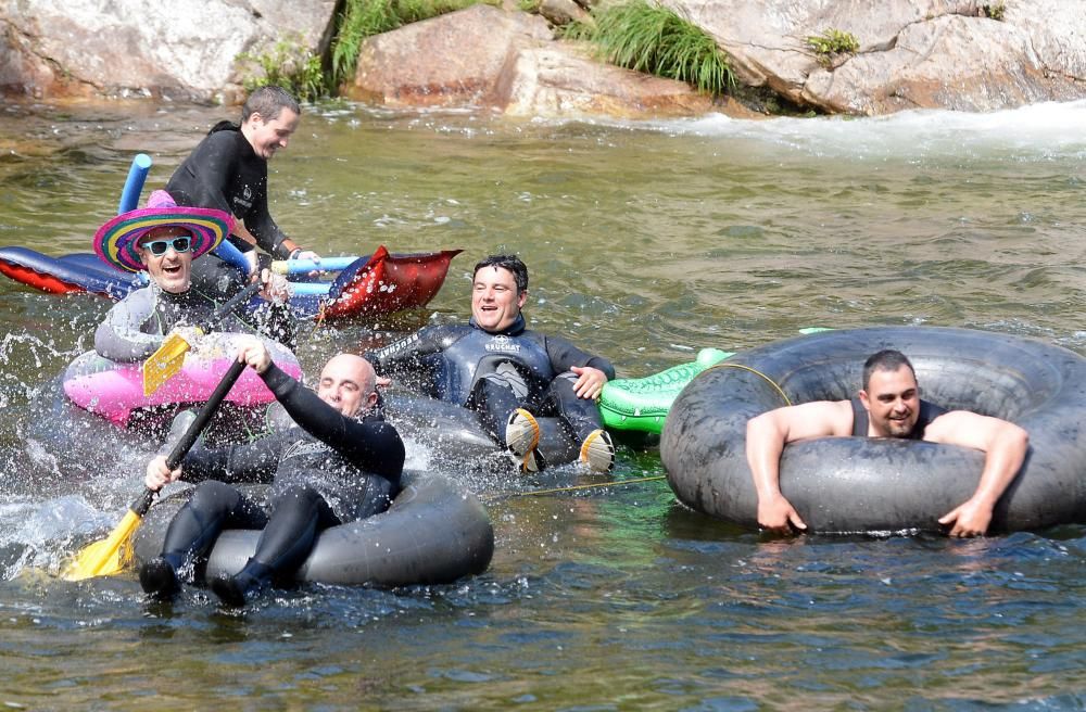 El festival congregó ayer en A Illa das Esculturas a miles de personas para disfrutar de buena comida y la música de bandas como Novedades Carminha o Terbutalina