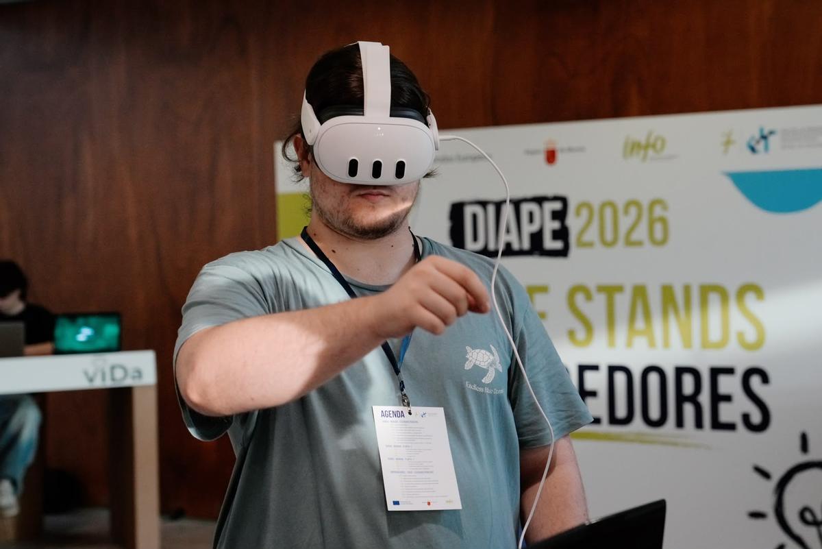 Un joven probando la tecnología de una startup durante el evento.