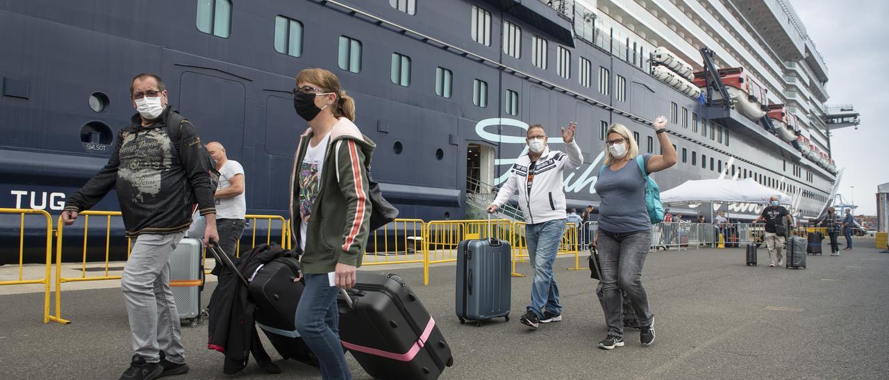 Cruceristas con mascarilla en el Puerto de Las Palmas.