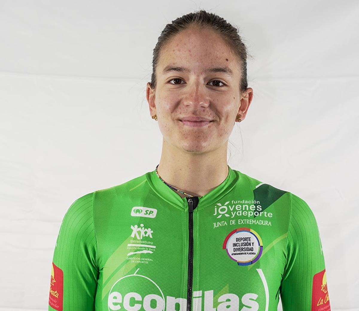 La ciclista, con la camiseta del Extremadura Ecopilas.