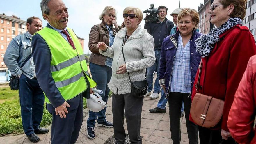 Wenceslao López, ayer, charlando con un grupo de vecinas en su visita a las obras en El Palais.