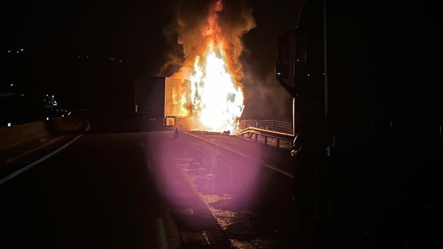 Arde por completo un camión en la AP-53 a su paso por A Estrada