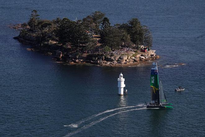 El equipo australiano de SailGP pasa delante de la Isla Shark durante la carrera del Campeonato del Mundo de Catamaranes F50 -SailGP- en Sydney