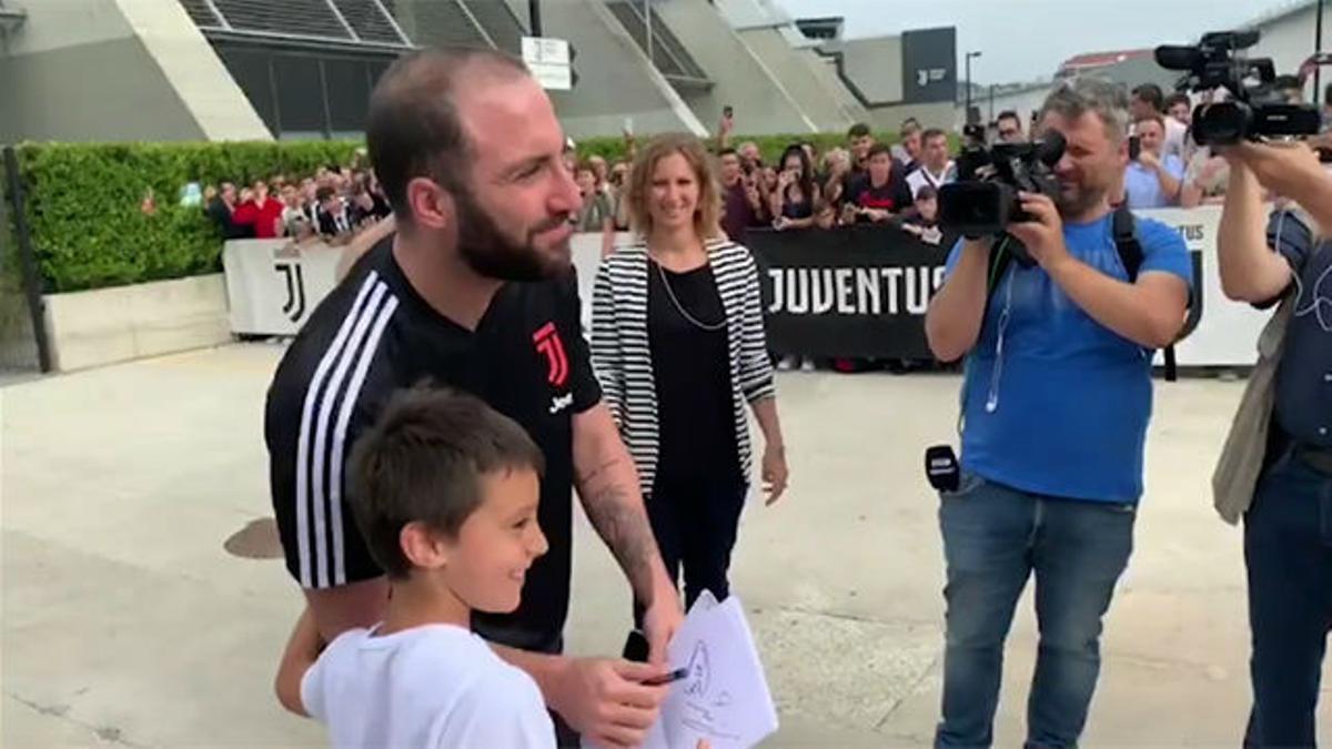Los tifosi le piden a Higuaín que se quede en la Juventus