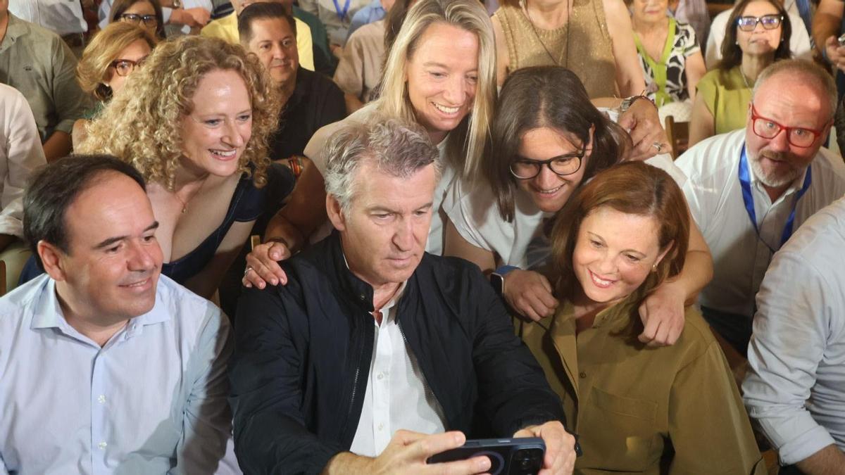 Feijóo se hace un selfie con Llorca y dirigentes del PP provincial, en el almuerzo en Sueca.