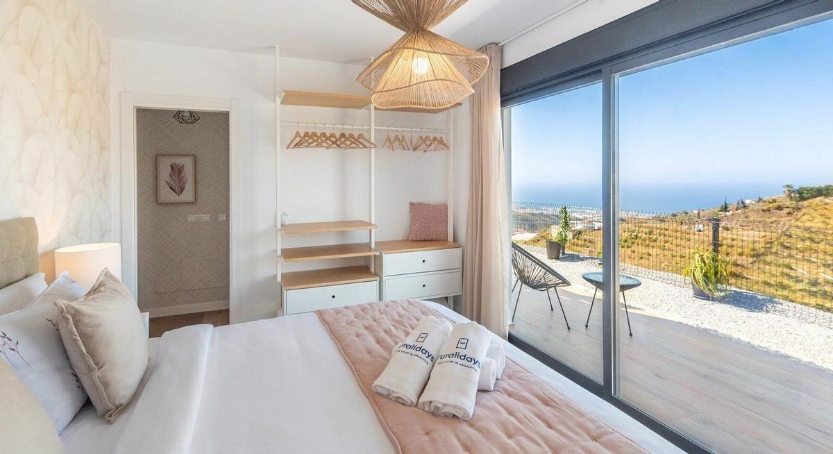 Una habitación de una casa rural en Torrox, en una imagen faciltada por la plataforma Ruralidays.