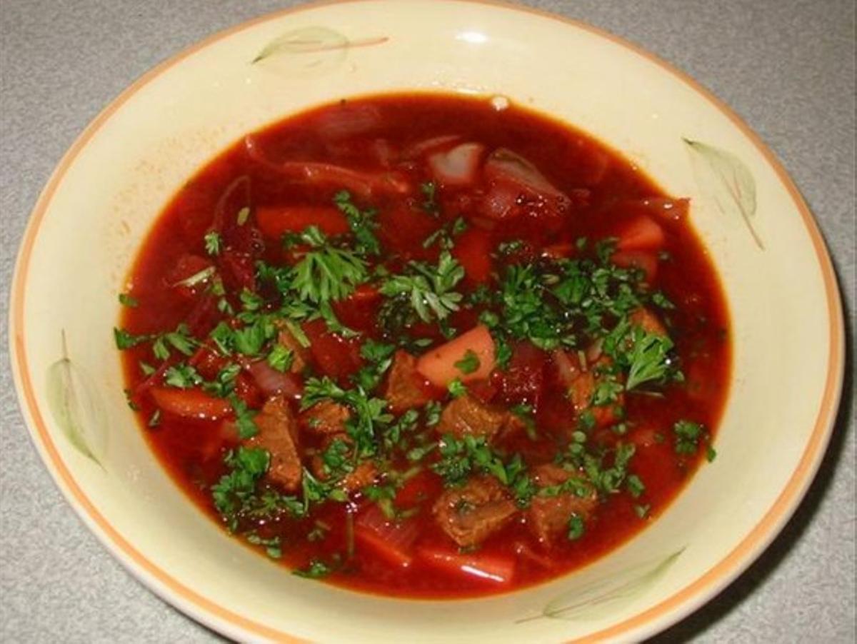 Un plat de sopa de remolatxa. Un plat de sopa de remolatxa.