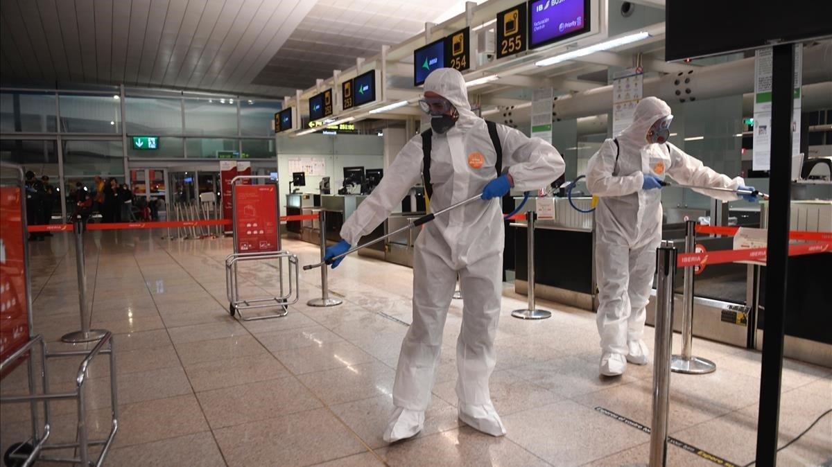 Soldados de la UME desinfectan el aeropuerto de El Prat.