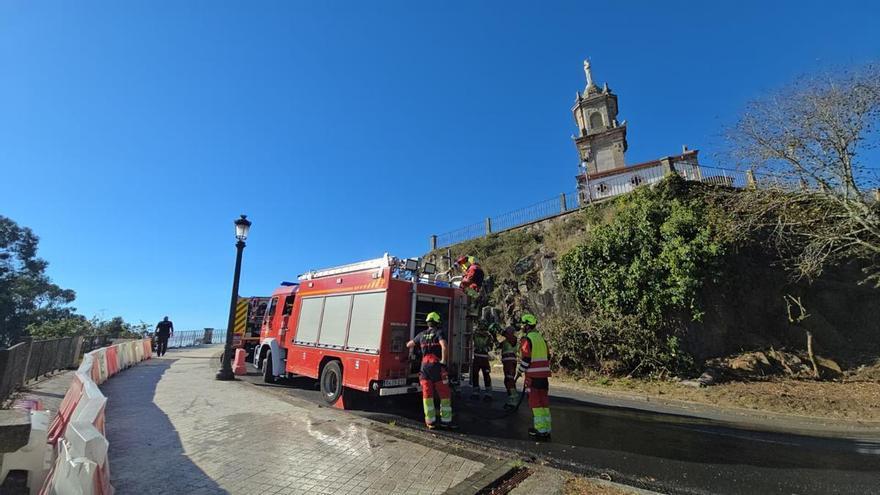 Intervención de los bomberos de Vigo y de la Policía Local para sofocar un incendio forestal en A Guía