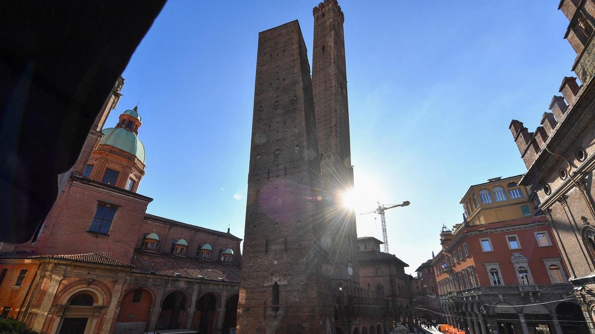 La torre Garisenda, en Bolonia, que sufre riesgo de caer