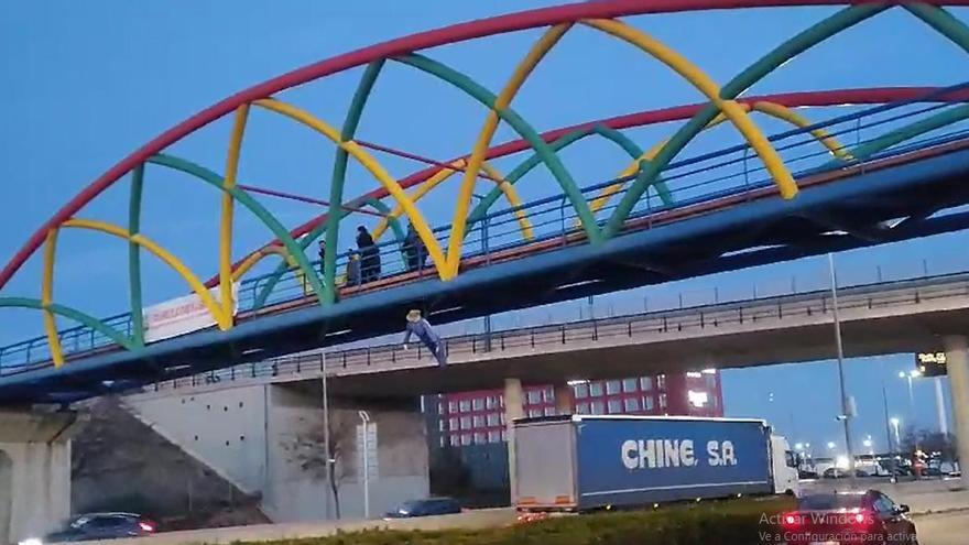 Cuelgan un muñeco de un agricultor en la A-2 en las inmediaciones de la Feria de Zaragoza