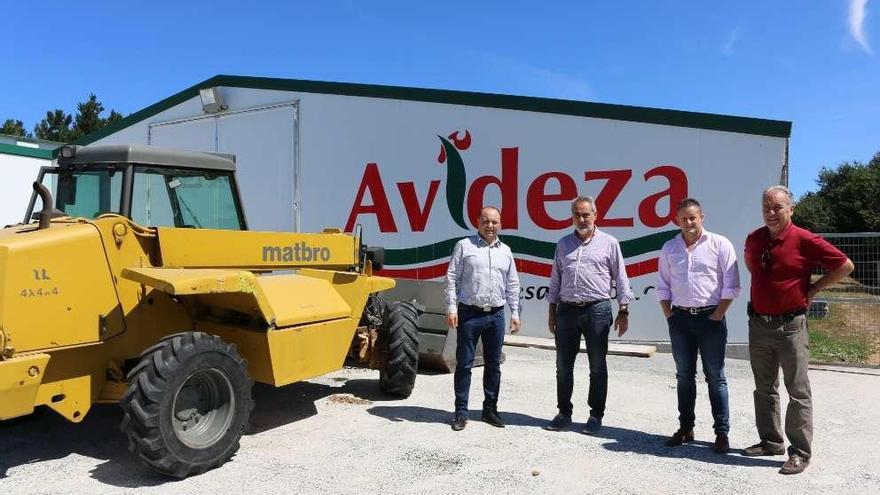 Cores Tourís y Antonio Crespo visitaron las instalciones de la firma Avideza, con sedes en Dozón y Lalín.