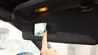 Multas de hasta 200 euros en Galicia: la DGT persigue a los conductores que usen mal la visera parasol del coche