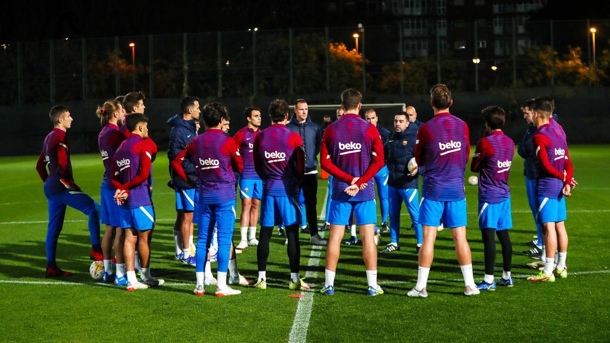 Xavi, en la charla del primer entrenamiento de Alves