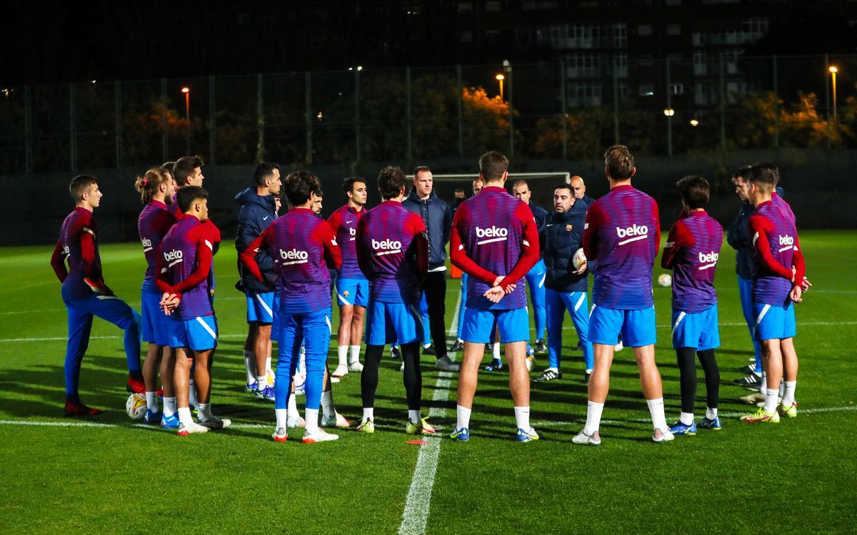 Xavi, en la charla del primer entrenamiento de Alves