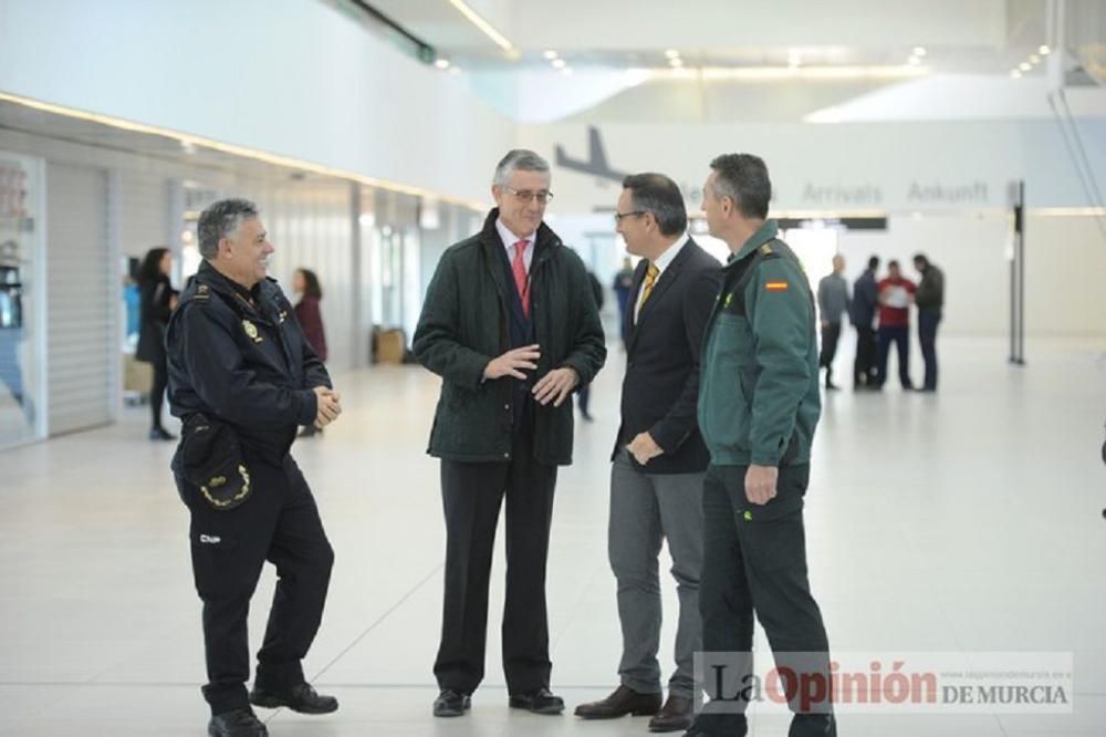 El delegado del Gobierno visita el aeropuerto de Corvera