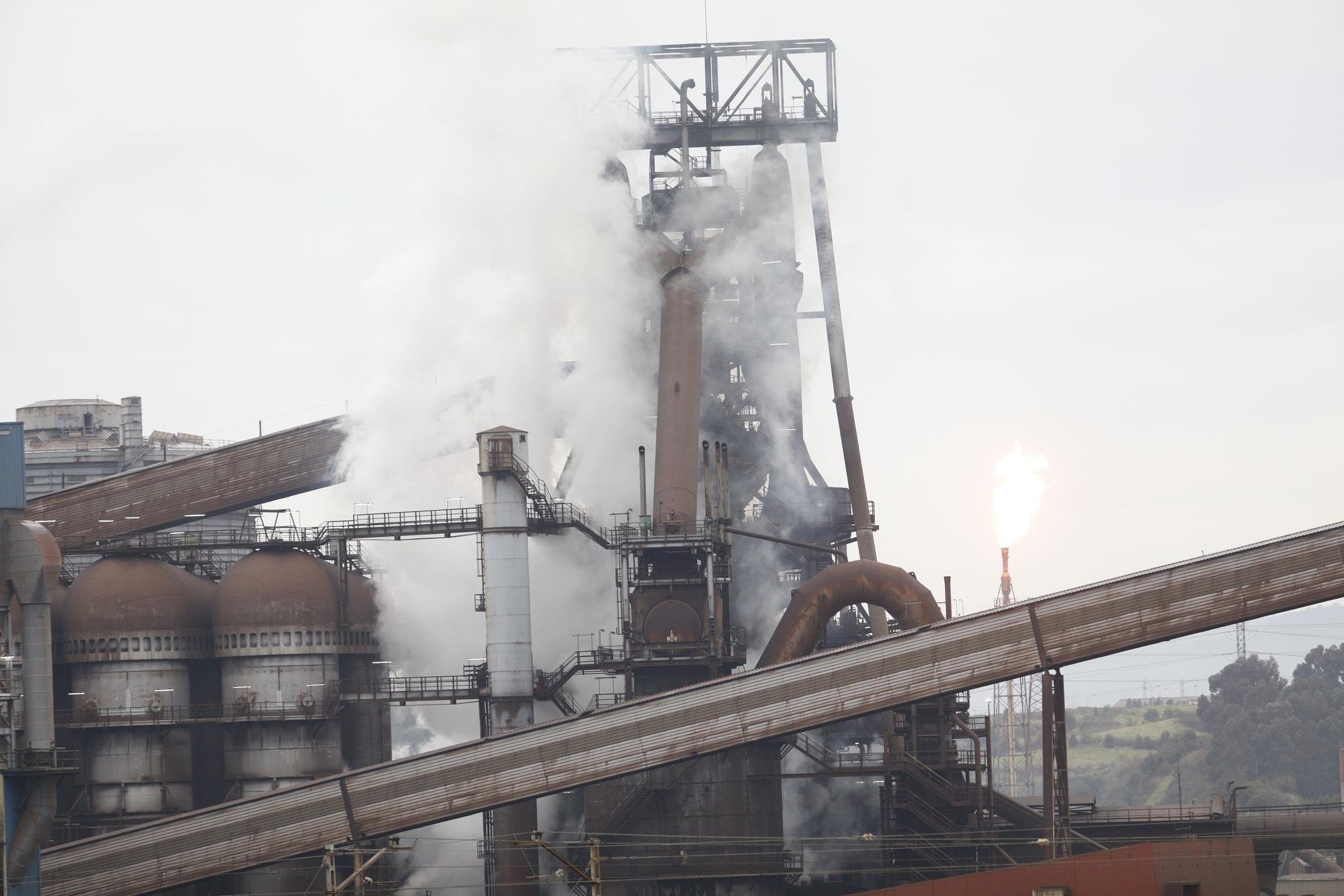 EN IMÁGENES: Un incendio obliga a evacuar el horno alto A de Arcelor en Gijón