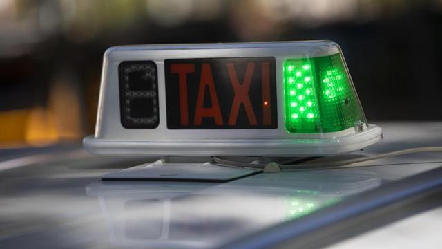 Archivo - Detalle de un taxi en su parada.