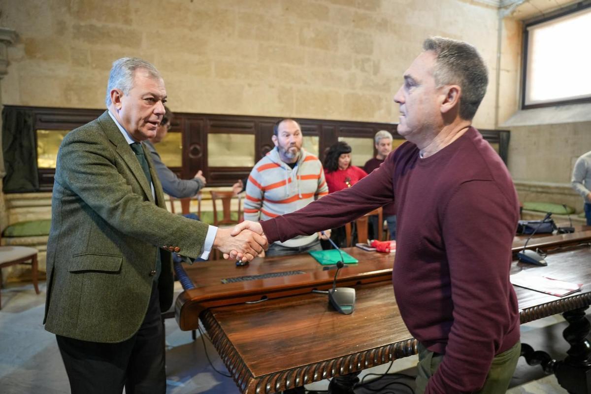 El alcalde de Sevilla, José Luis Sanz, en una reunión anterior junto a los sindicatos.
