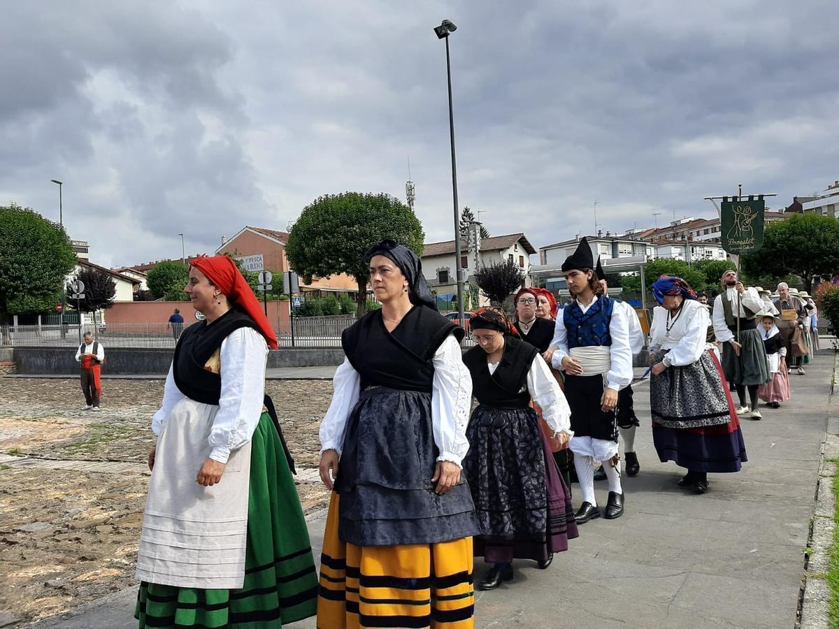 El desfile del Festival Folclórico internacional de Pola de Siero, en imágenes