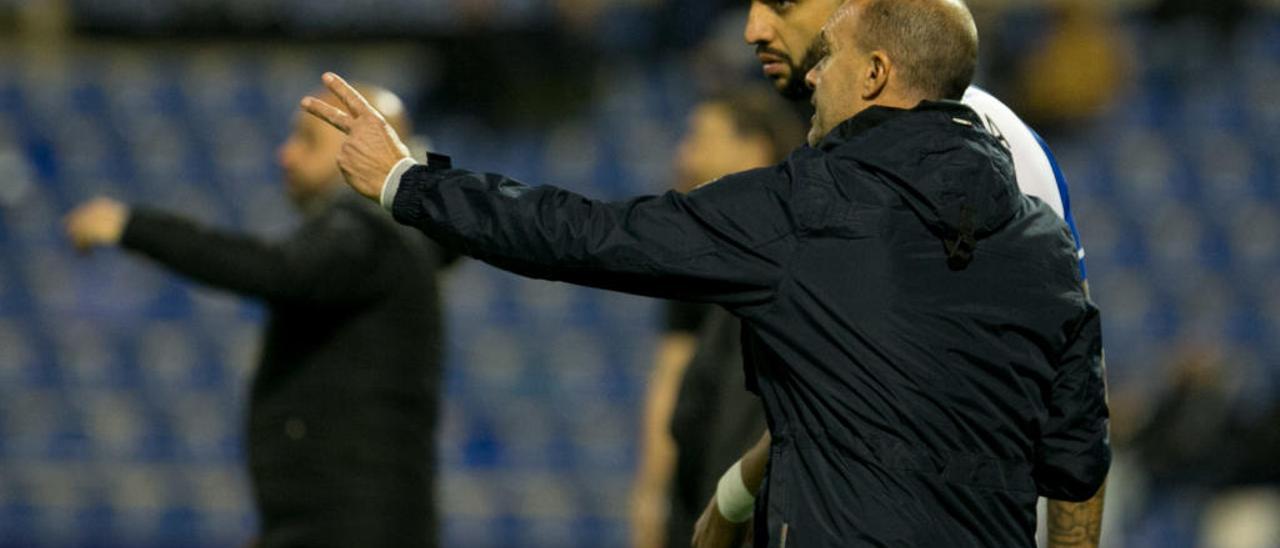 El nuevo técnico, Vicente Mir, da instrucciones al delantero Jona antes de entrar al campo el pasado sábado ante el Badalona.