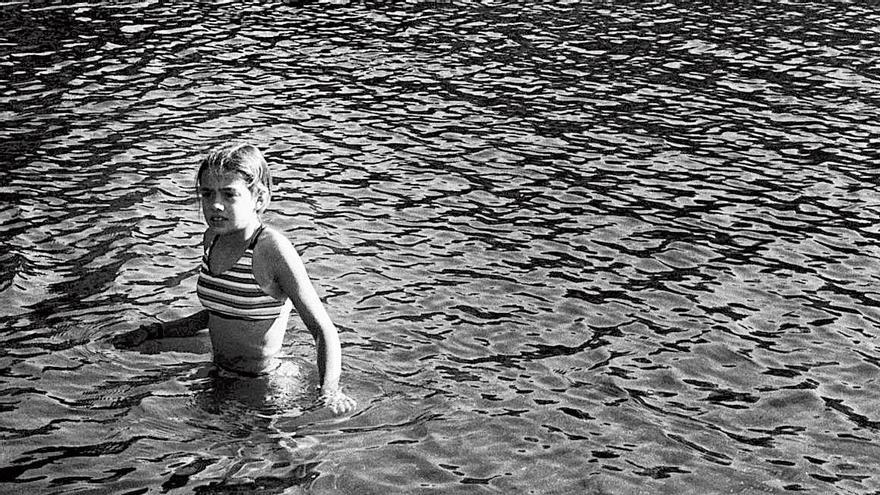 Idilio. En el lago no hay cobertura y el pueblo más cercano, Arêches, está a seis kilómetros. Uno de los baños más agradables y recónditos del viaje.