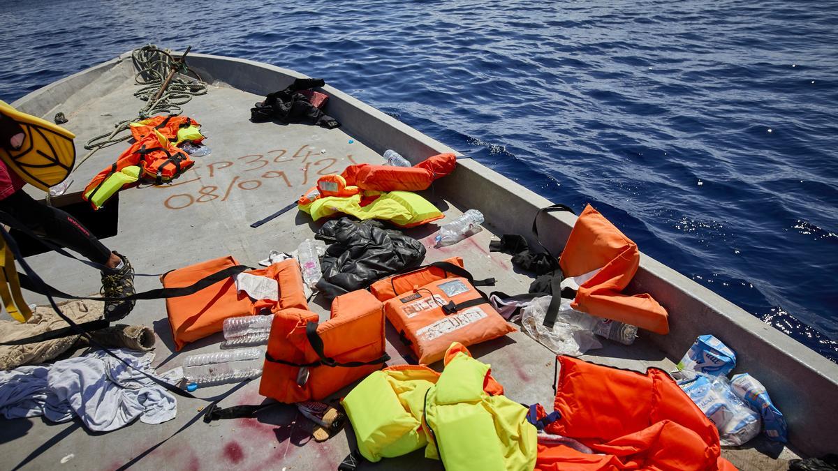 Archivo - Varios chalecos salvavidas, en una patera donde viajaban un total de 70 migrantes, a 8 de septiembre de 2021, en el Mar Mediterráneo, en las inmediaciones de Lampedusa, Sicilia (Italia). El barco &#039;Astral&#039;, de la ONG Open Arms, ha avistado una pa