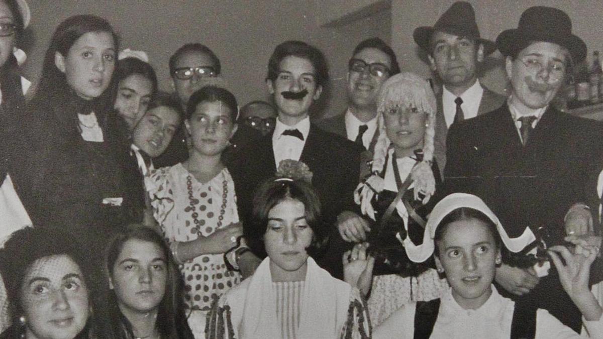 Integrantes del grupo de teatro del IES María de Molina durante el curso de 1969, en la celebración de la Virgen Niña. | Cedida