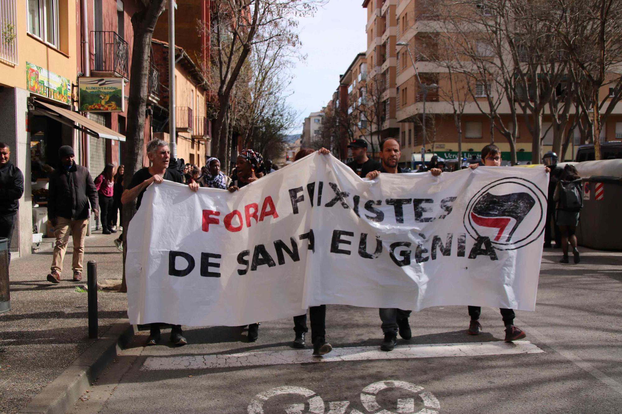 Un centenar de persones es manifesten contra un acte electoral de VOX a Girona