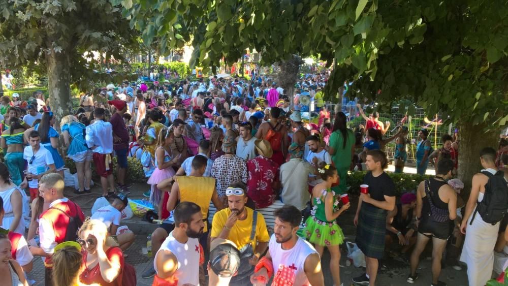 El Carnaval de verano colorea Redondela con miles de disfraces.