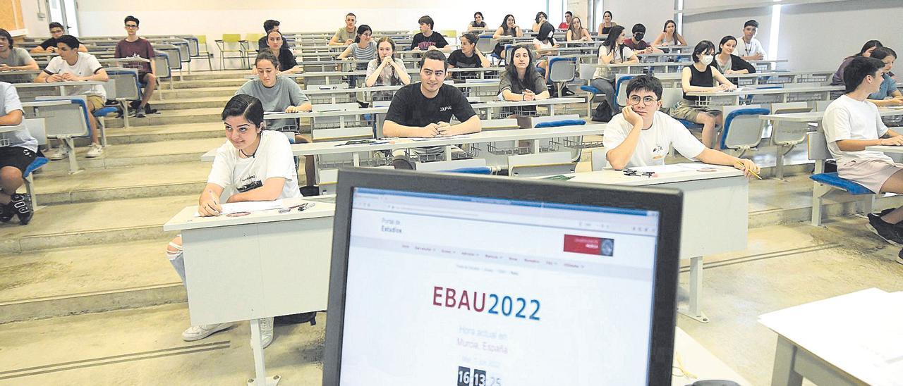 Alumnos en un examen de la EBAU