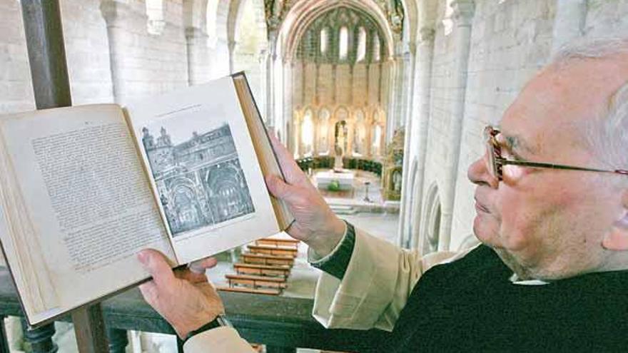 El padre Damián muestra en un libro la fotografía del baldaquino de la discordia. Al fondo, el altar en el que estaba instalado