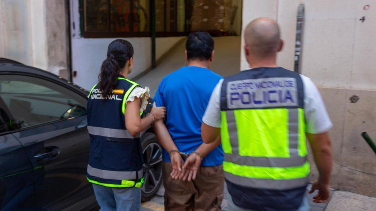 Dos agentes de la Policía Nacional conducen al detenido a sus dependencias.