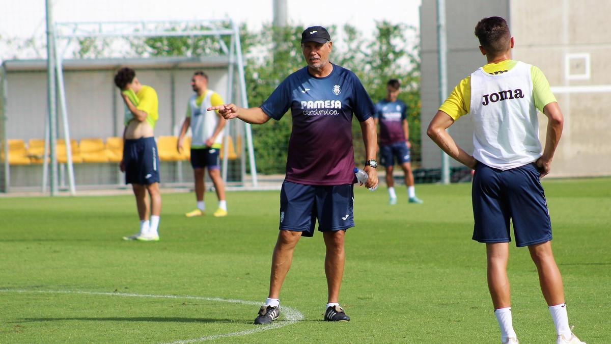 El técnico Miguel Álvarez da instrucciones a sus jugadores en un entrenamiento semanal.