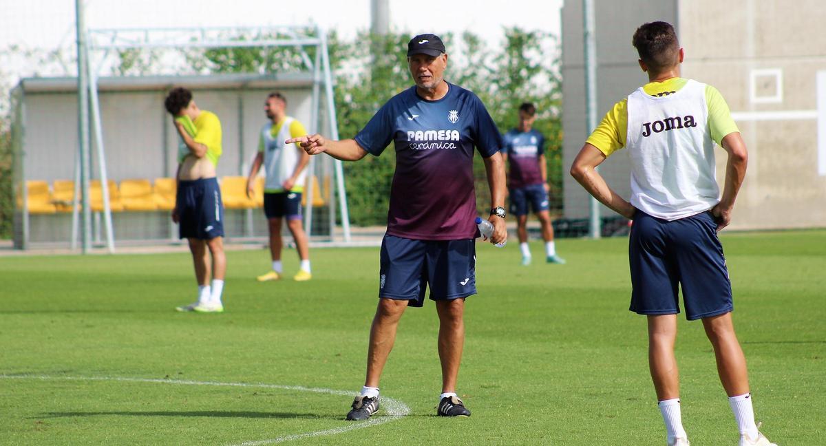 El técnico Miguel Álvarez da instrucciones a sus jugadores en un entrenamiento semanal.