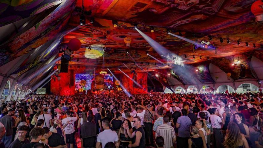 San Mateo calienta motores en Oviedo con Elrow, un fiestón de música electrónica al que acudieron 10.000 personas de entre 30 y 40 años: "Se trata de dejar salir al niño interior"