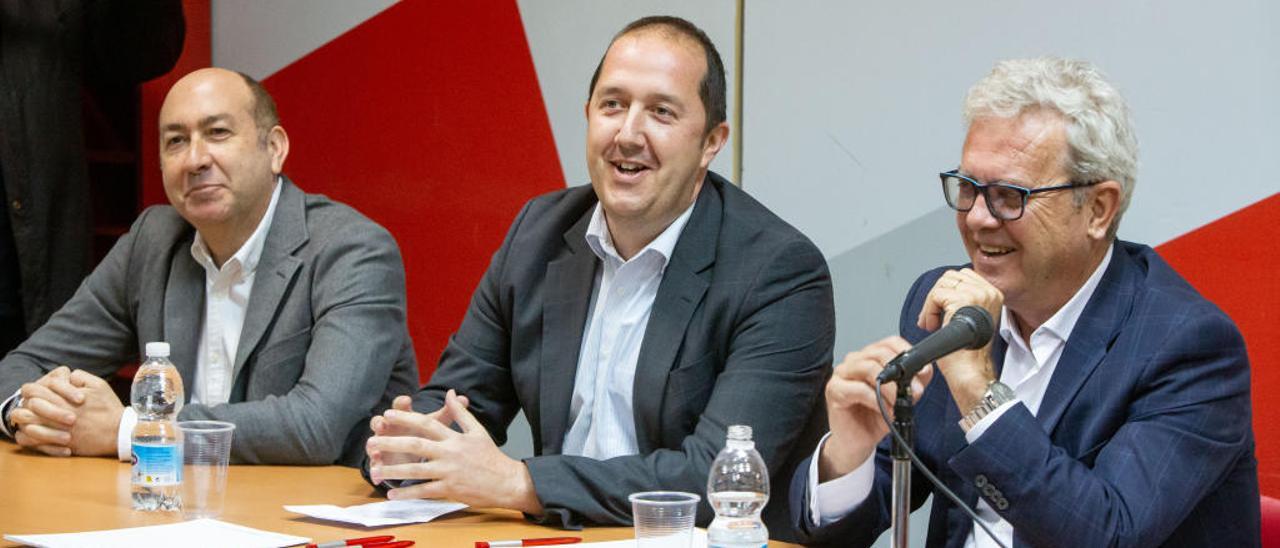 El candidato Alejandro Soler debutando en la campaña electoral en Benidorm.