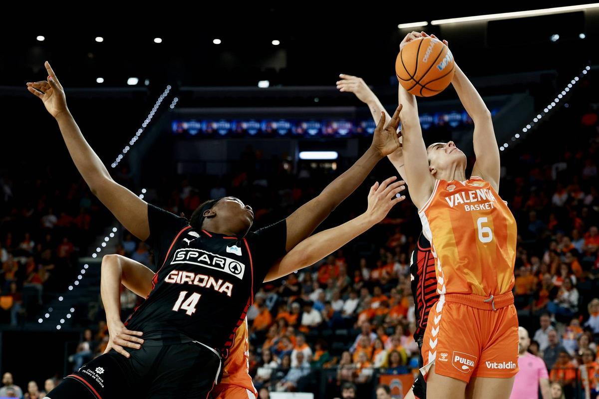 Elena Buenavida, en uno de sus rebotes ante el Spar Girona.