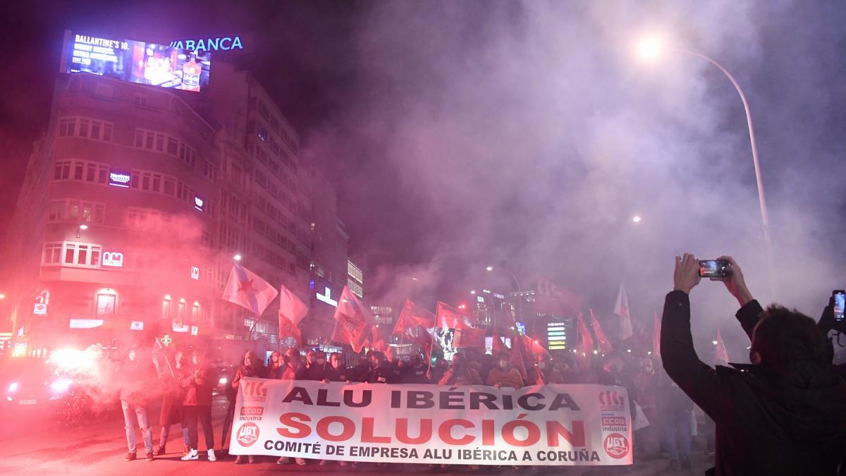 Concentración de trabajadores de la fábrica de aluminio de A Coruña.