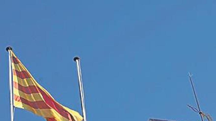 El valle de Arán prepara un pleno para debatir su encaje en Cataluña Los ayuntamientos de Gerona y Sabadell retiran la bandera española