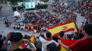La semifinal de la Eurocopa, vista en una pantalla en Badalona