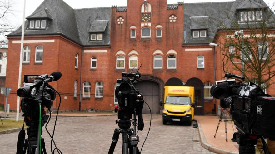 Càmeres de periodistes davant la presó de Neumuenster.