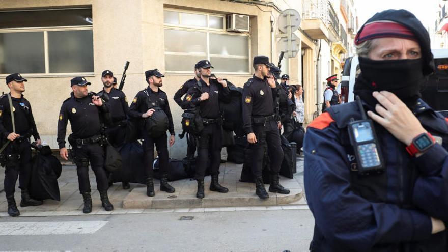 Policías junto a un mosso en Pineda de Mar en octubre.