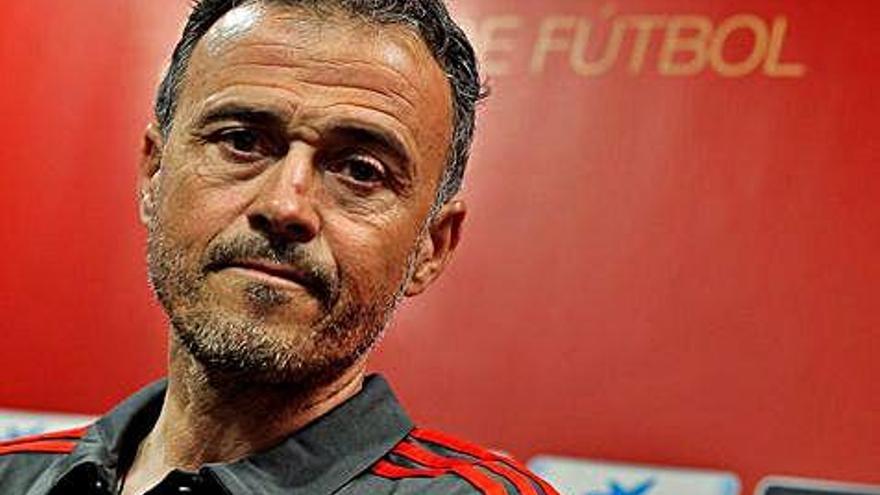 El seleccionador español, Luis Enrique Martínez, posa para las cámaras antes de hablar con los medios.