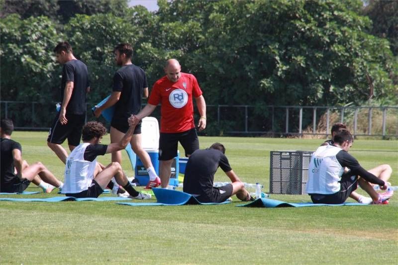 Aficionados animan al Córdoba en el último entrenamiento antes de Las Palmas