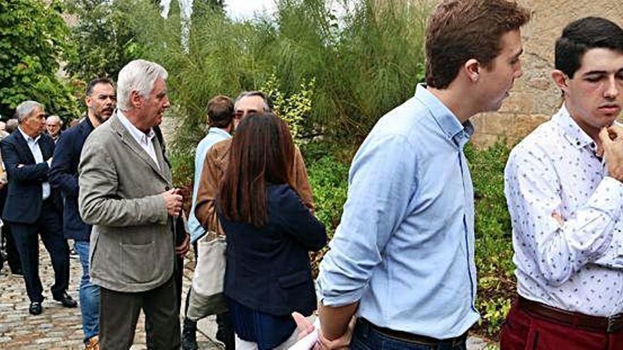 Els assistents a la cimera fent cua per entrar al Palau de l&#039;Abat del monestir de Poblet